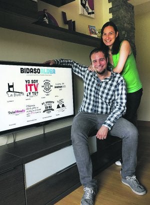David Barón y Amaia de la Fuente muestran sus diseños. ::
F. DE LA
HERA/