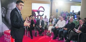 Creación de empleo. Patxi López, ayer en el encuentro que mantuvo en Donostia con un grupo de emprendedores. :: MICHELENA/