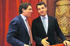 Ramón Gómez, a la derecha, junto a Iñigo Arkauz, tras presentar la moción de censura. ::
UNANUE/