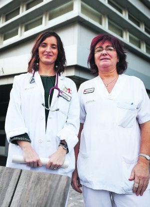 María Ariztia, médico geriatra, y Cristina Alderete, supervisora de enfermería de Fundación Matía. :: USOZ/