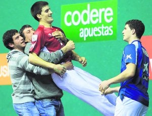 Celebración. Sus seguidores alzan en brazos a Jaunarena tras lograr la victoria, en presencia de Untoria. :: JOSÉ CARLOS CORDOVILLA/