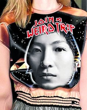 Alérgico a los focos, la cara de Alexander Wang estampa algunas camisetas de lo más 'cool'./
