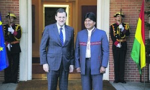 Mariano Rajoy recibe al presidente de Bolivia, Evo Morales, en la puerta de La Moncloa. ::
EFE/