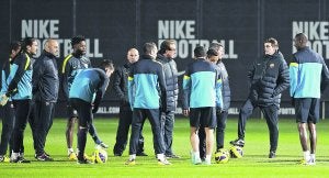 Regreso. Tito Vilanova, a la derecha, acortó los plazos y dirigió la sesión del Barcelona antes del derbi. :: EFE/
