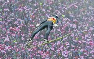 Schlierenzauer vuela sobre la afición en Innsbruck. :: AFP/