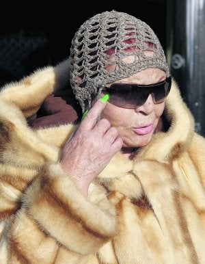 La actriz Sara Montiel a su llegada a la clínica oftalmológica Fernández-Vega de Oviedo. ::
EFE/