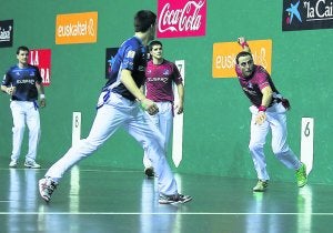 Bombardeo. Irujo prepara su derecha en presencia de Jaunarena y Zabaleta. Atrás, Barriola. :: A. CALLEJA/