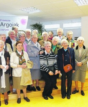 Celebración. Fermina Beloqui, rodeada de amigas y compañeras./