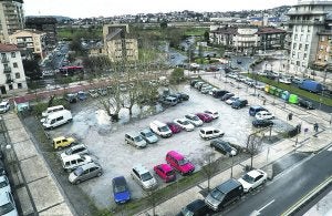 Primero, las catas. En breve comenzará el análisis del suelo previo a la construcción del futuro edificio que rematará la calle Uranzu y que tendrá usos destinados a las asociaciones de la ciudad. ::
F. DE LA HERA/