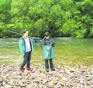 Río. Se llevó a cabo la limpieza del río Baztan. ::
KARMENTXU ELIZEGI/