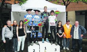 Podio. El vencedor rodeado de ciclistas y organización de una prueba que despejó titulos. ::
FERNÁNDEZ/