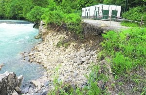 Desprendimiento. El terreno que se ha llevado el río afecta a la Vía Verde. ::
A.D.C./