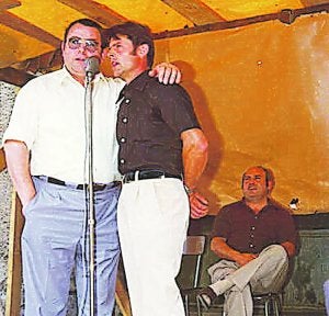 Koxme Lizaso, eskuinetik lehena, Ozentzioko ermitan. J. J. Mitxelena eta Koxme Lizaso, bertsotan Iturriozko festetan. ::
R. LABANDIBAR/