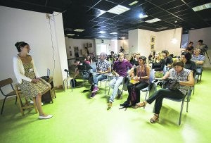 Helga Massetani se dirige a los participantes de la jornada creativa celebrada ayer. ::
F. DE LA HERA/