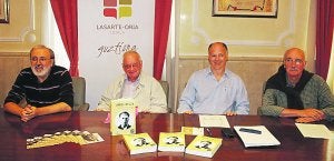 Pablo Barrio, Ángel Belza, Valentín Carrera y Mikel Amenabar en la presentación del libro. :: TXEMA/