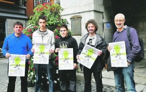 'Para ahorrar energía, infórmate'. Los organizadores del evento, tras la rueda de prensa celebrada ayer en el Ayuntamiento. :: IÑIGO ROYO/