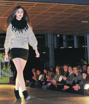 Arantxa Santos, Berezi Modak dendako arroparekin. . ::
LUIS BIXKI/