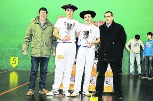 Campeones. Garate y Egia recibiendo el trofeo. ::
A. PILOTA/