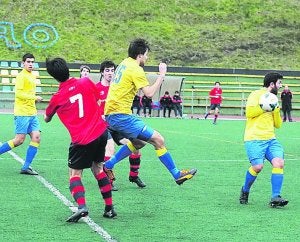 Argixao. Un lance del partido entre el Urola y el Anaitasuna. ::
ARESTI/