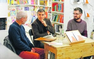 Gerardo Markuleta, Francesc Serés eta Aritz Galarraga, Zarauzko 'Garoa' liburu-dendan. ::
LOBO ALTUNA/