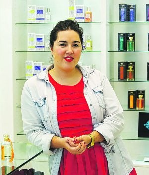 Rodeada de perfumes, en la Perfumería Maiane de Lasarte-Oria. ::
UNANUE/