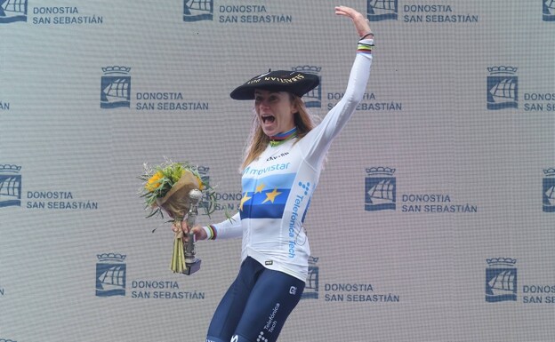 Annemiek van Vleuten, ayer feliz en el podio de la Clásica San Sebastián. 