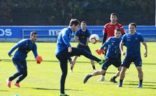 Aritz golpea la pelota durante el entrenamiento./Lusa