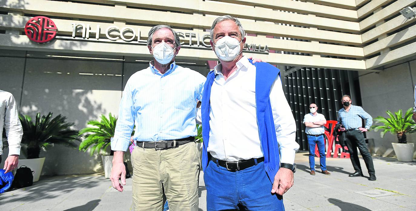 Luis Miguel Arconada y Roberto López Ufarte posan delante del hotel de concentración de la Real Sociedad. 