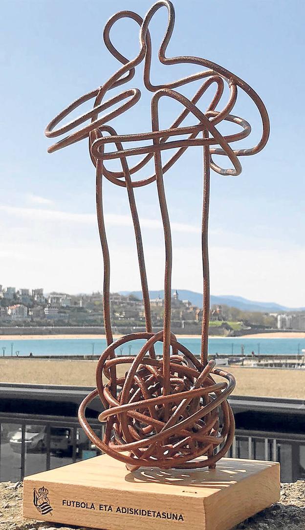 La escultura 'Fútbol y amistad' que regaló la Real al Athletic. 