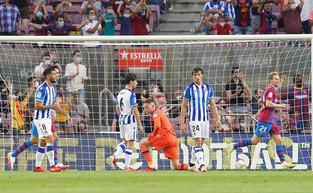 Merino, Aritz, Remiro y Le Normand, decepcionados tras encajar uno de los cuatro goles ayer en Barcelona. 