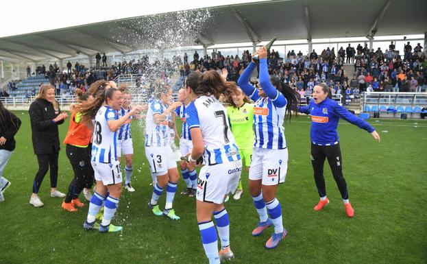 Las jugadoras de la Real celebran la clasificación a la Champions lograda el pasado domingo en Zubieta./JOSÉ MARI LÓPEZ
