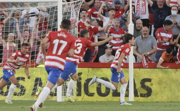 Los jugadores del Granada celebran el gol marcado por Collado ante el Athletic./EFE