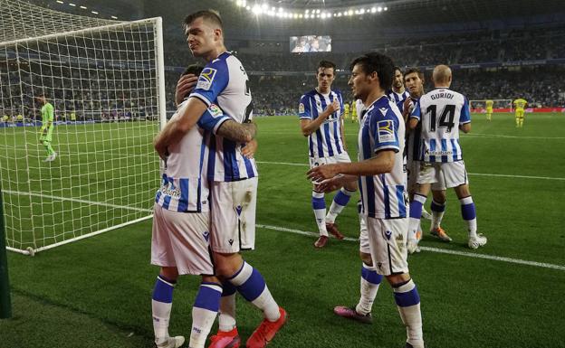 Portu y Sorloth se abrazan y Silva acude a felicitar al murciano, el viernes pasado tras el tercer gol de la Real ante el Cádiz en Anoeta.