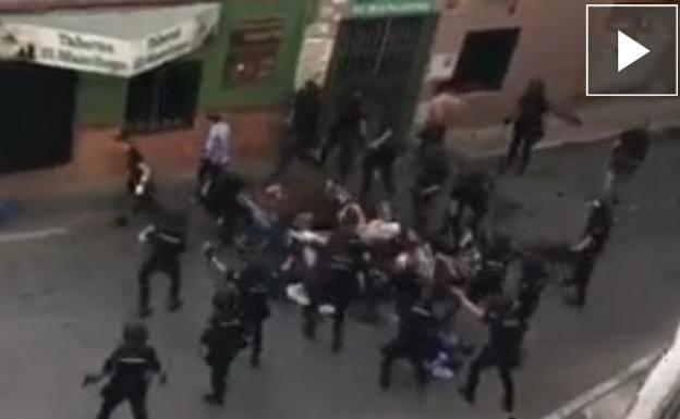 Captura del vídeo en el que la Policía golpea a los aficionados de la Real de Bultzada. 