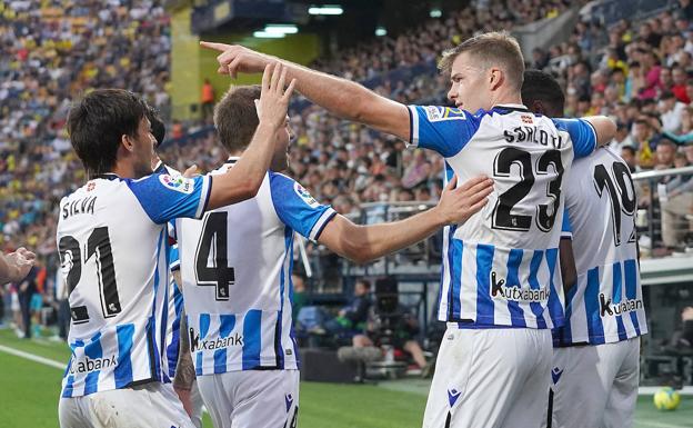 Silva, Illarramendi y Sorloth celebran un gol en el estadio de La Cerámica en la última jornada.