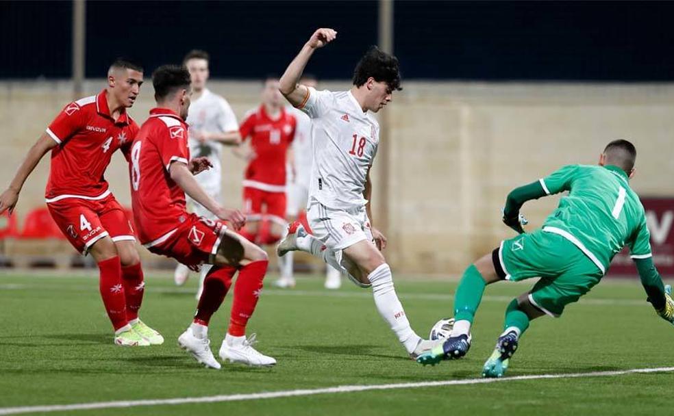 Julen Lobete se dispone a disparar para marcar su primer gol con la Sub-21 el día de su debut ante Malta /sefutbol