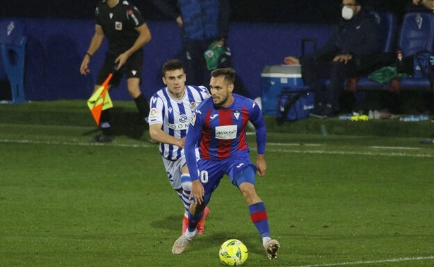 Ander Barrenetxea y Expósito en un partido de la temporada 20-21