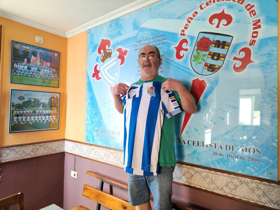 José Soliño, miembro de la peña céltica de Mos y dueño de la Casa Panadeira, con la camiseta de la Real.