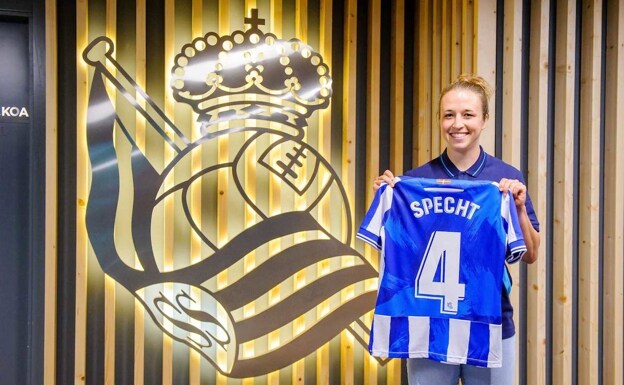 Michaela Specht posa en el Reale Arena con la camiseta de la Real Sociedad y el dorsal que lucirá durante la temporada