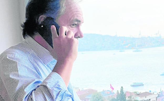 Aperribay habla por teléfono en su hotel de Besiktas, el viernes en Estambul. 