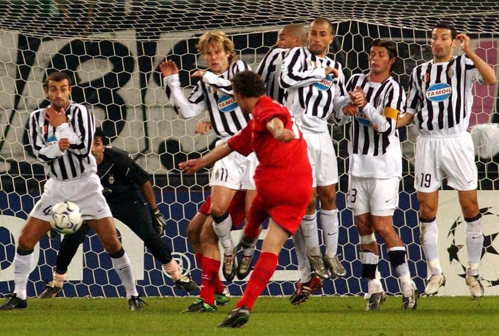 qTurín (2003) De Pedro marcó uno de los dos goles de la Real ante la Juventus en esta falta. 