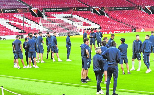 Jugadores y técnicos realistas pisan el césped de Old Trafford a su llegada a Manchester. / FÉLIX MORQUECHO