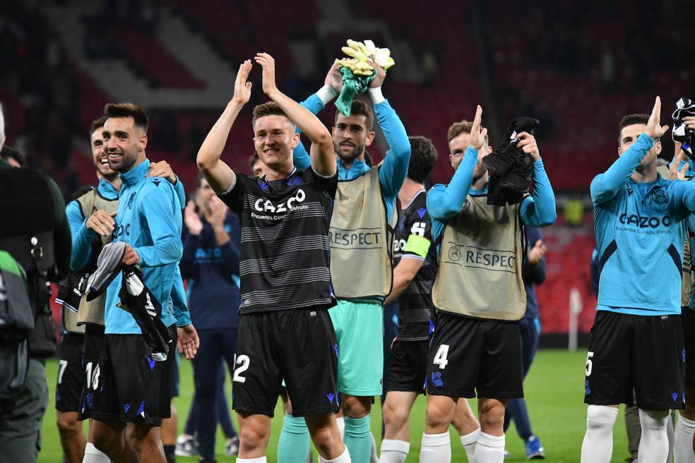 Los jugadores celebran el triunfo con la afición en Old Trafford. / FOTOS FÉLIX MORQUECHO