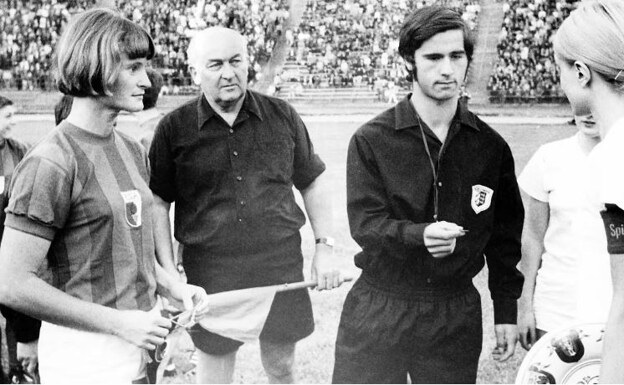 Gerd Müller arbitra un partido de Bayern de Múnich femenino en 1974.