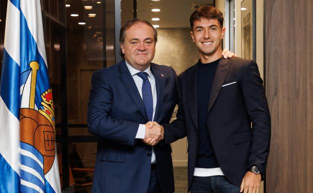 Jokin Aperribay y Martin Zubimendi, en el día de la firma de renovación del jugador de Ulia. 
