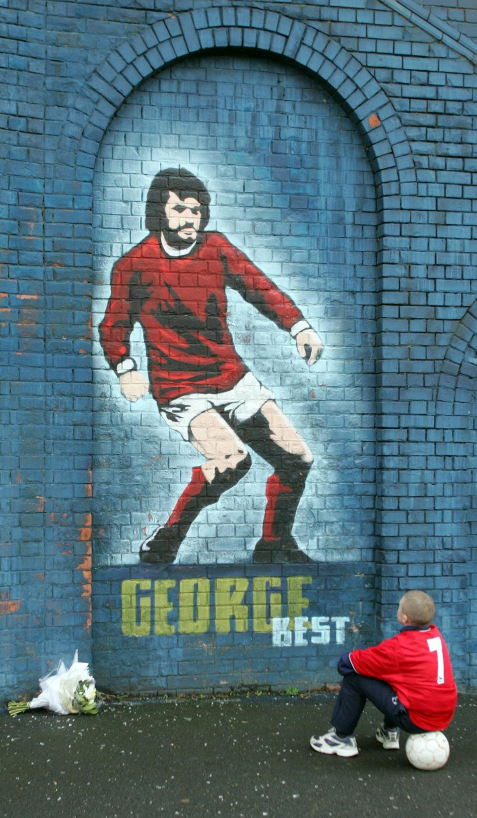 Un seguidor del Manchester United, con el mítico dorsal 7 en su camiseta, ante un mural de George Best en Belfast. 