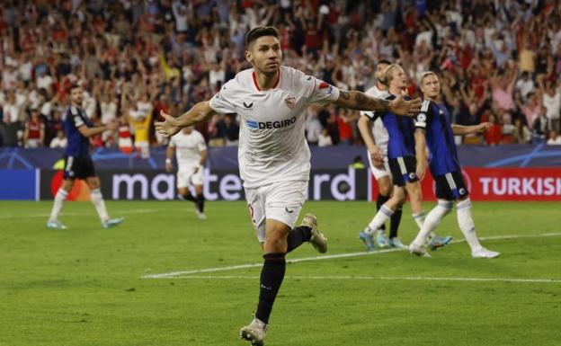 El jugador del Sevilla Gonzalo Montiel celebra un gol ante el Copenhagen el pasado mes de octubre en el Sánchez Pizjuán. 