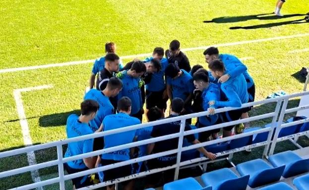 Los jugadores de la Real, atentos a la lista de Luis Enrique al inicio del entrenamiento de este viernes./I. T.