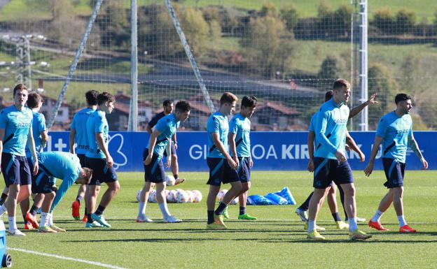 Los jugadores de la Real Sociedad se ejercitan en el entrenamiento de este viernes en Zubieta./juantxo lusa