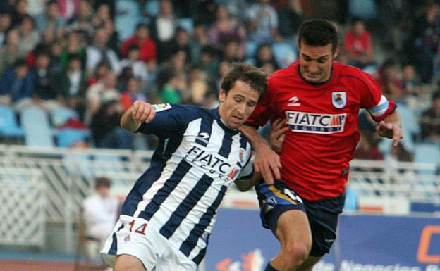 Aitor López Rekarte lucha un balón con Scaloni, por aquel entonces en el Deportivo, aunque con la camiseta de la Real Sociedad. /juantxo lusa
